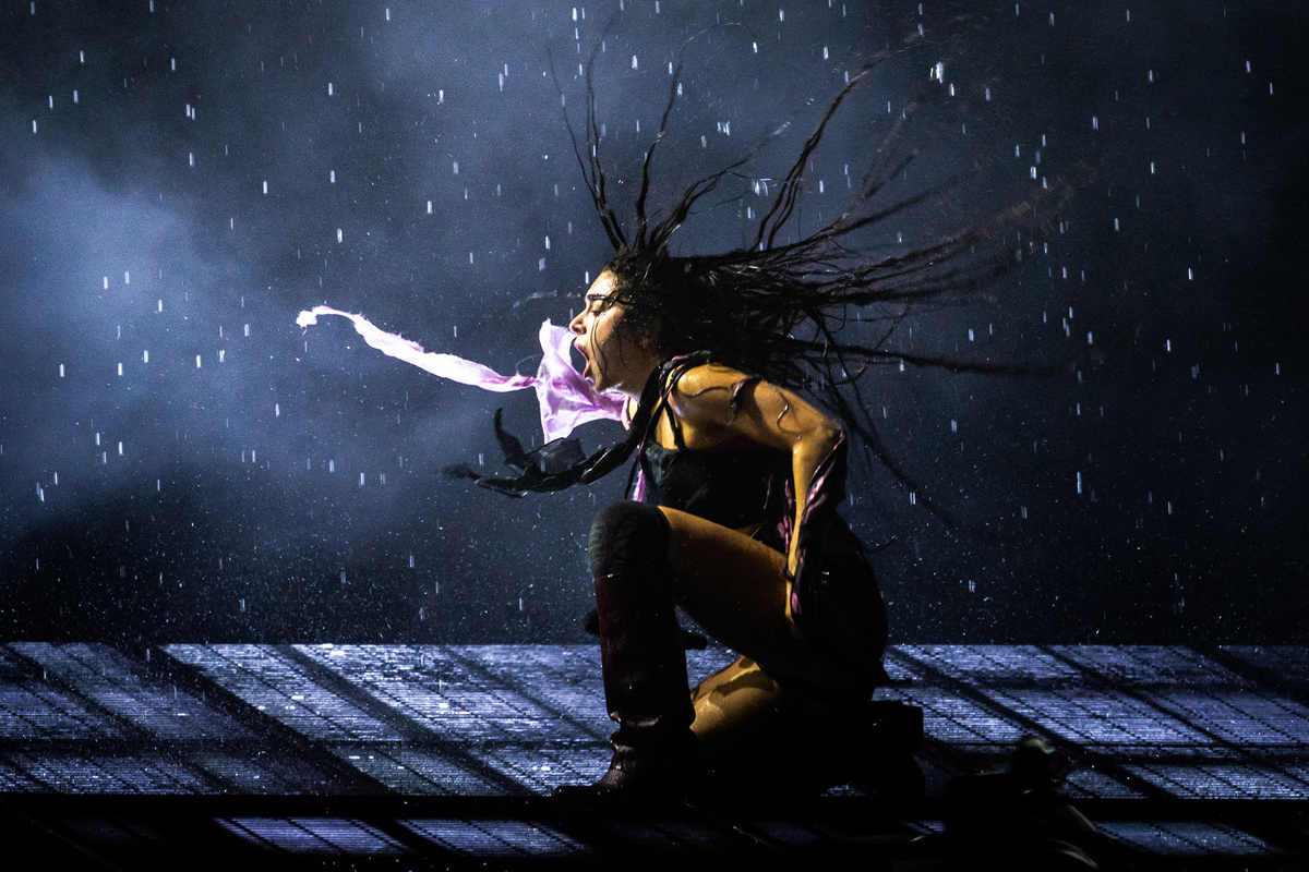    Выступление Charli XCX на фестивале «Гластонбери-2025»