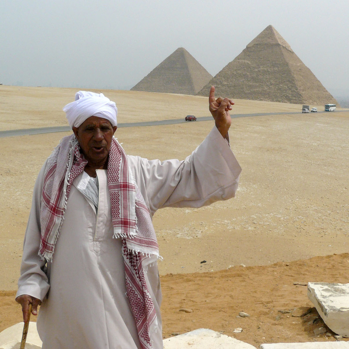Комплекс пирамид в Гизе включает пирамиды Хеопса (Хуфу), Хефрена (Хафры) и Микерина (Менкаура), а также несколько пирамид-спутниц помнеьше размером. Это объект Всемирного наследия ЮНЕСКО. Фото автора.