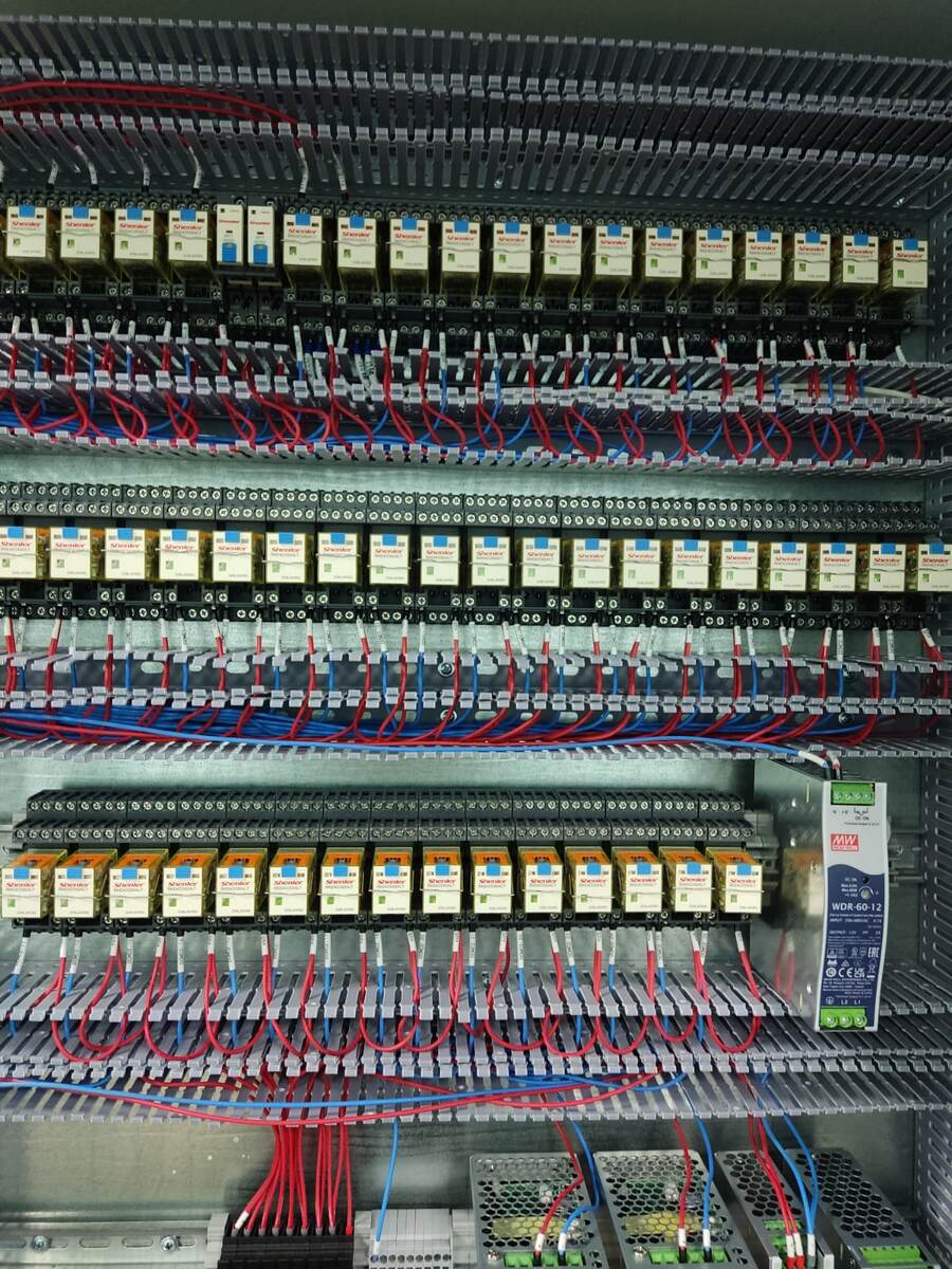 Шкаф АСУТП в процессе сборки.