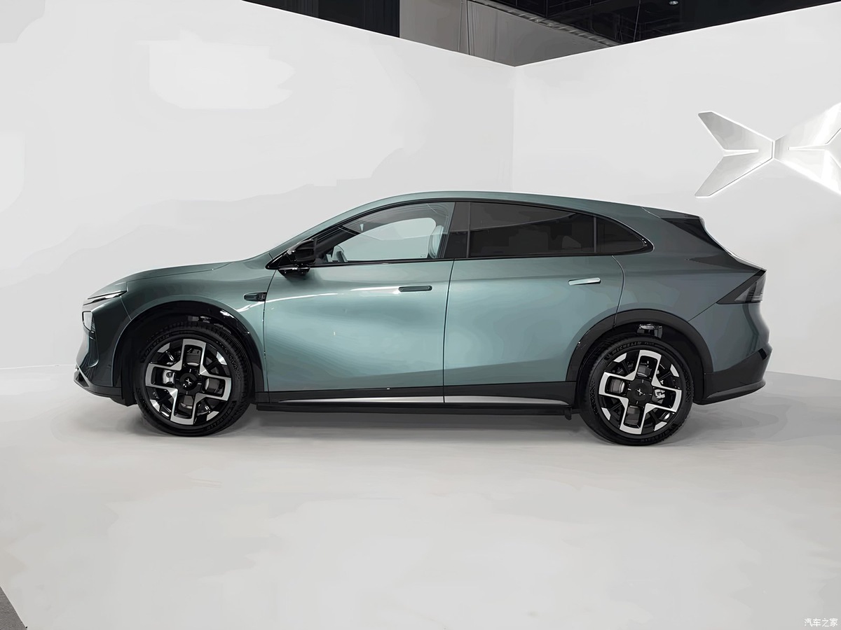    Стоимость кроссовера начинается от 195 800 юаней (2,15 миллионам рублей)