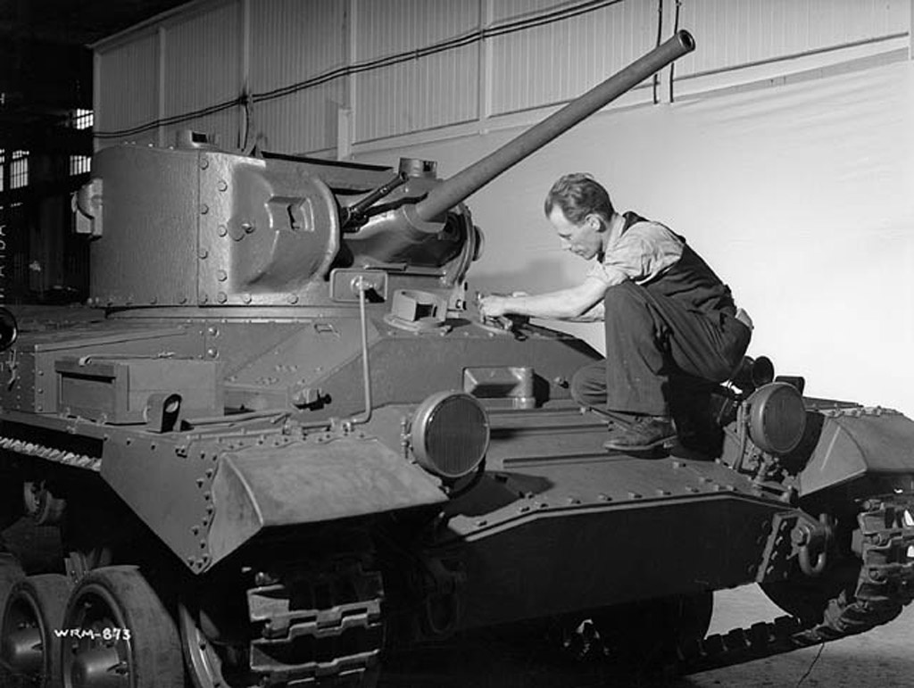 Работы по финализации первого образца канадского Inanftry Tank Mk.III, 23 мая 1941 года.