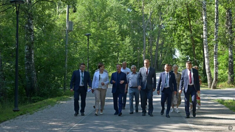    Выездное совещание по вопросам благоустройства и дальнейшего развития парка «Юбилейный». Фото предоставлено пресс-службой Администрации Барнаула.
