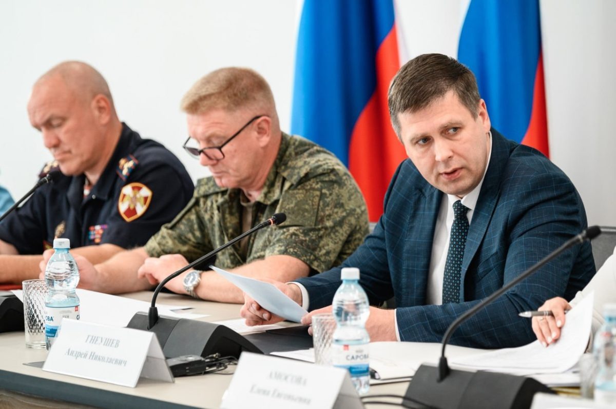    Андрей Гнеушев и нижегородские эксперты пожелали бойцам успехов в обучении