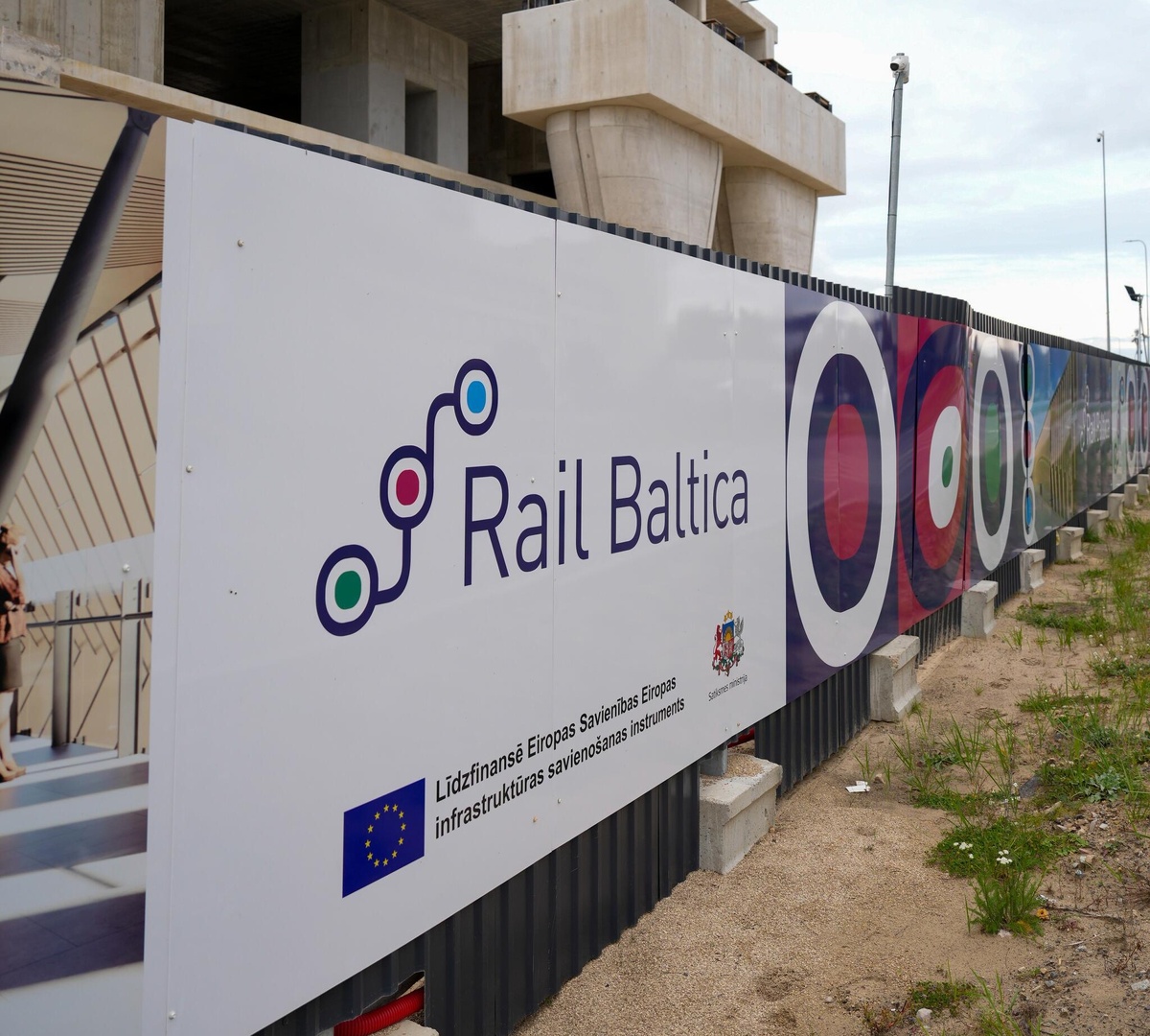 Плакат в зоне работы на Рижском узле Rail Baltica © CC BY-SA 2.0 / Saeima / Ieva Ābele