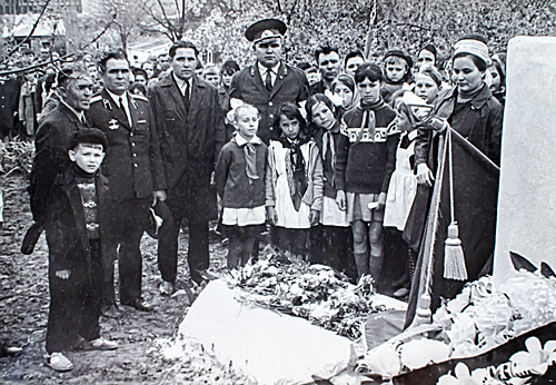    Сыновья Ф.Е. Дроздова вместе с юными следопытами на могиле своего отца / ФОТО из архива музея Грушевской СОШ Администратор