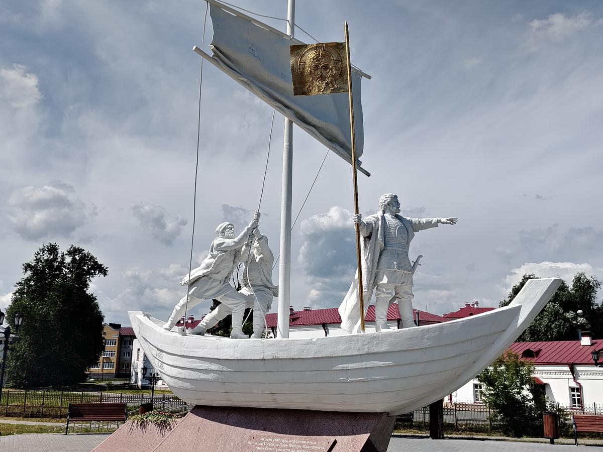 Памятник основателям Тобольска воеводе Даниле Чулкову с казаками. Фото автора