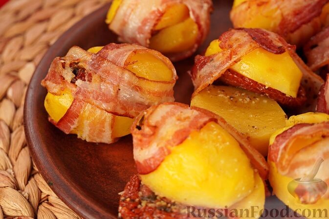 картофель, бекон, помидоры вяленые, чеснок сушёный молотый, соль, перец чёрный молотый