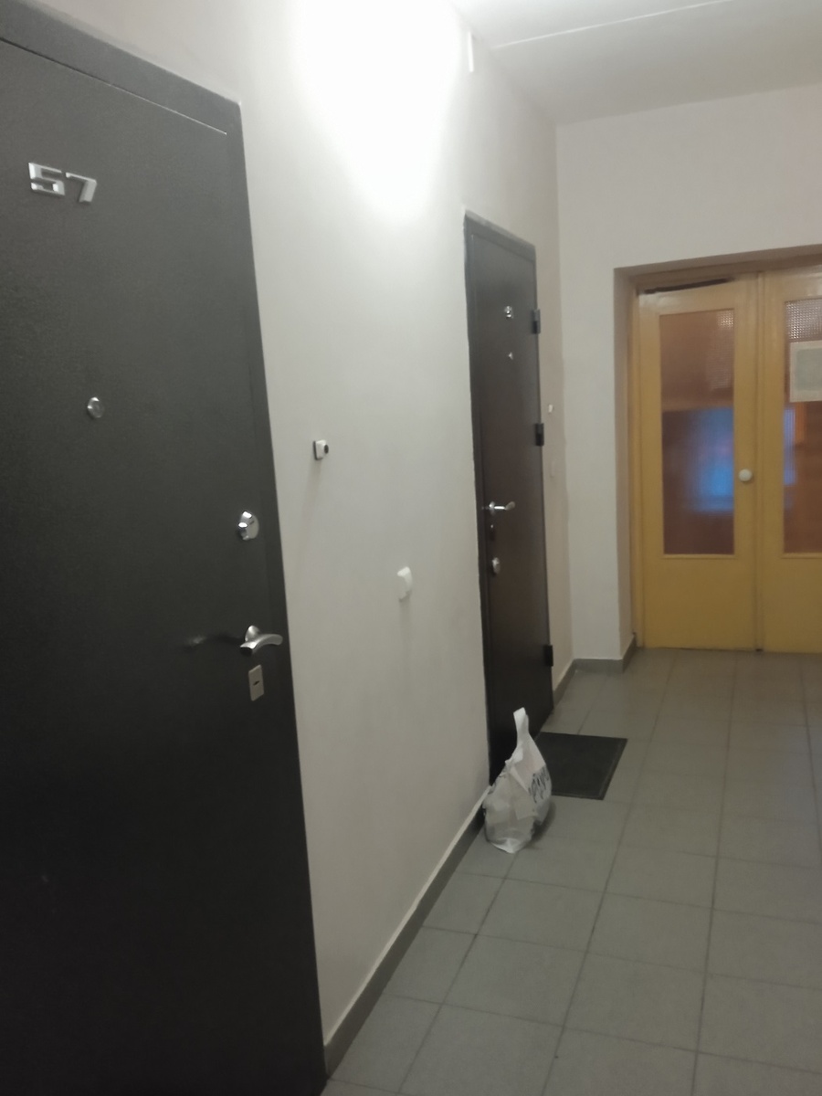 Обычный подъезд современного ЖК. Фото: канал Мир глазами курьера