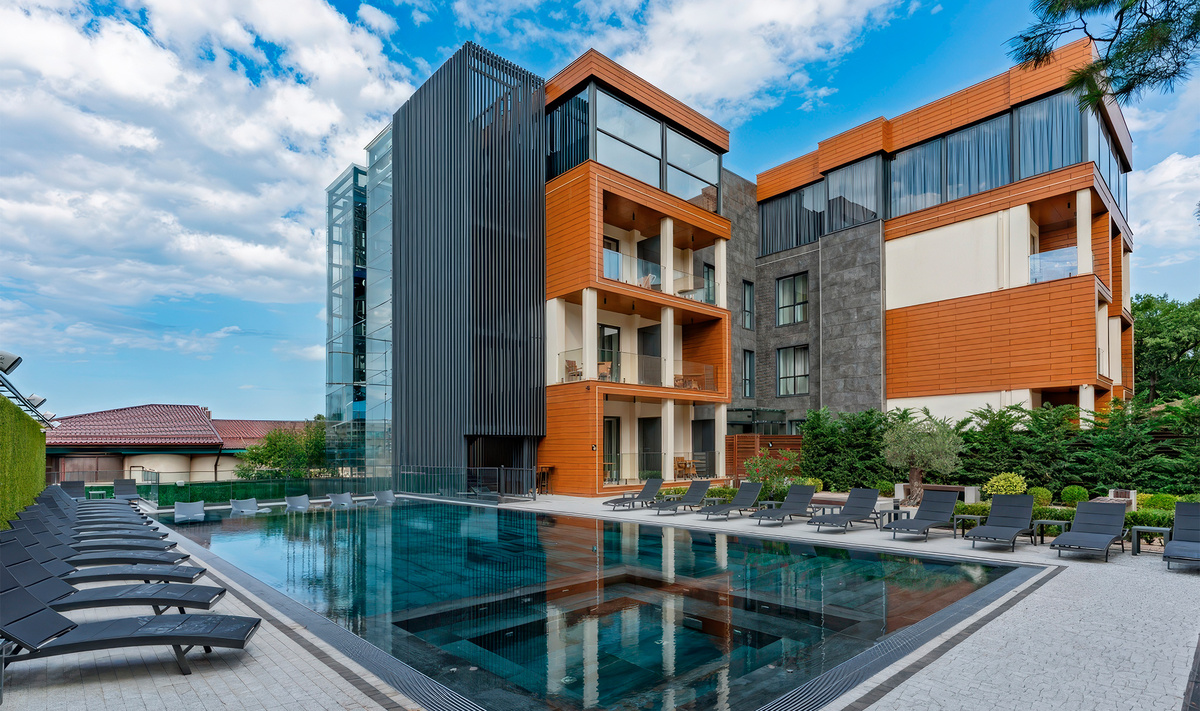 Этот отель с минималистичным дизайном в стиле хай-тек находится в пяти метрах от красивого пляжа и моря.