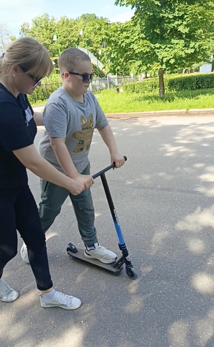 Женя осваивает самокат.