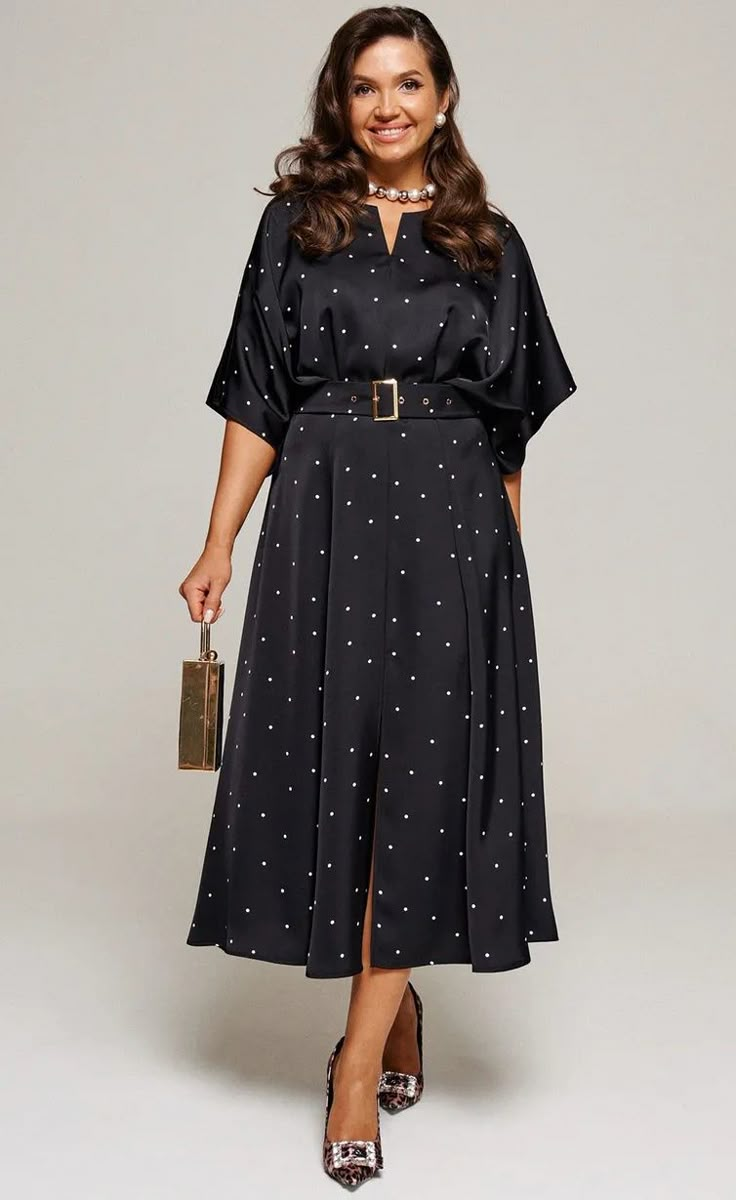 Классическое черное платье А-силуэта с V-образным вырезом