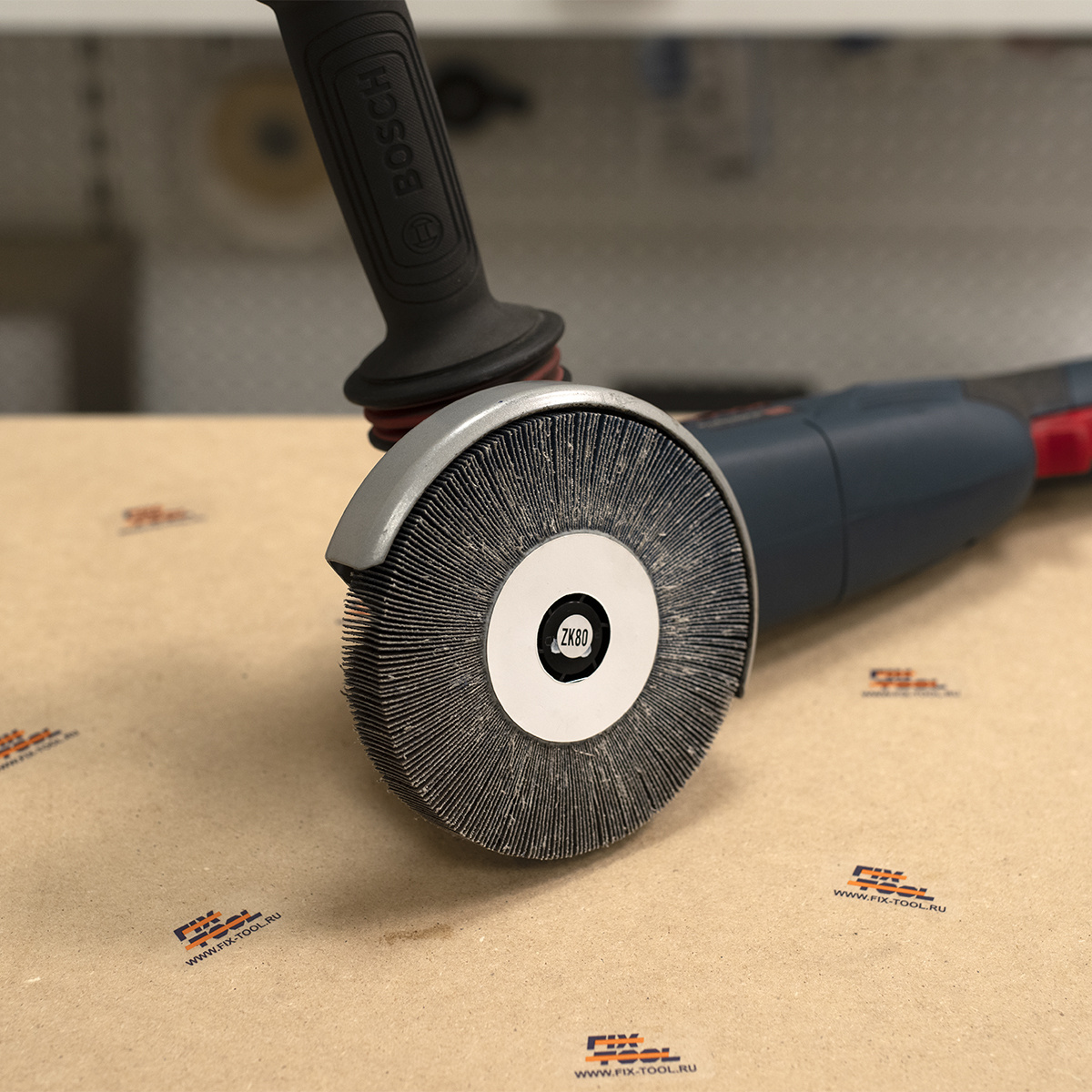 Лепестковый радиальный круг установлен на болгарку