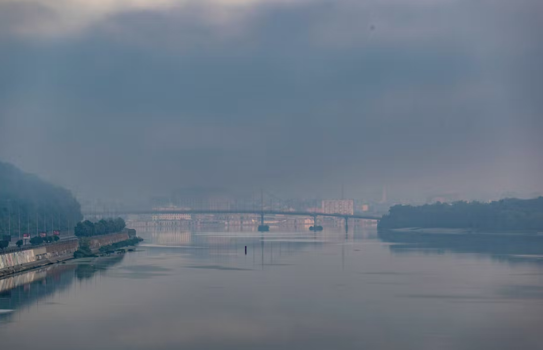 Вид на Днепр в Киеве: облака дыма стелются над украинской столицей. © VXimages.com/imago