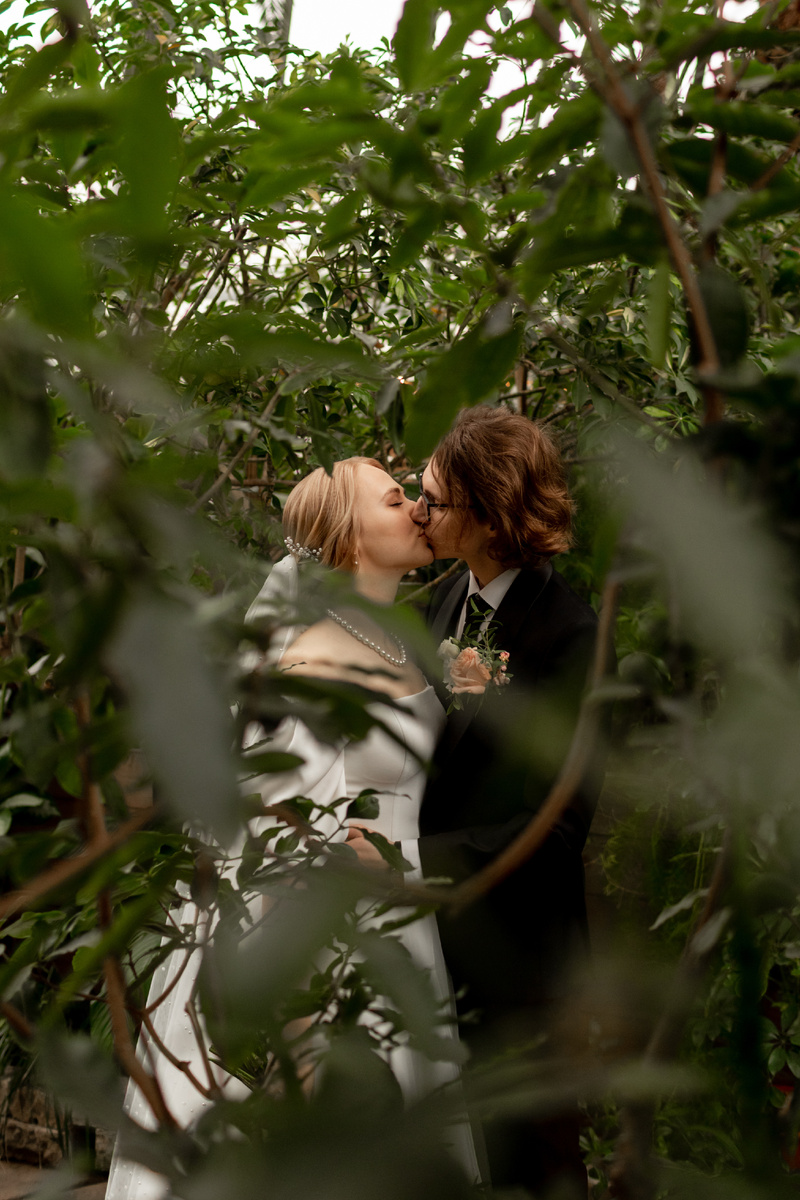 Есть уголки как в джунглях, есть площадь с фонтаном, укромные скамьи и кафе на втором этаже.