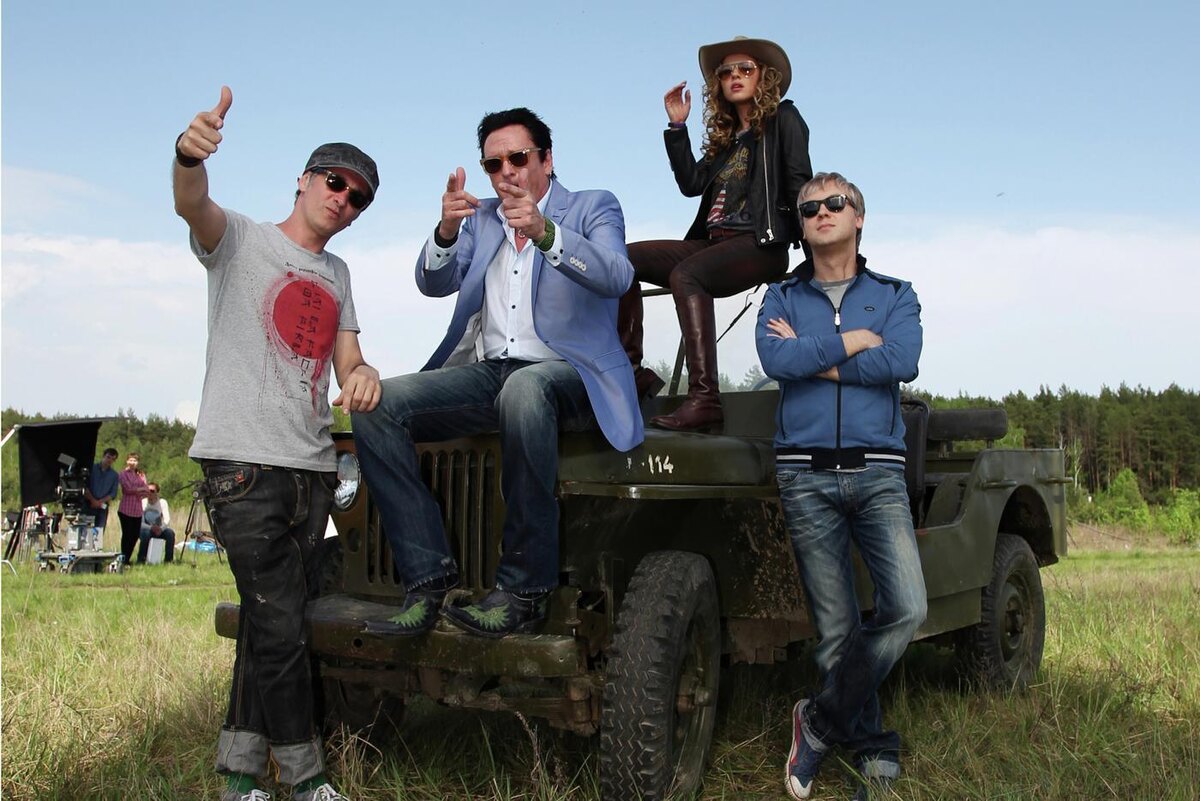 2013 год. Режиссёр Игорь Волошин, актёры Майкл Мэдсен, Маргарита Левиева и Сергей Светлаков (слева направо) на съёмках фильма "Скорый "Москва-Россия" на аэродроме Дракино в Московской области. Евгений Биятов / © РИА "Новости" 