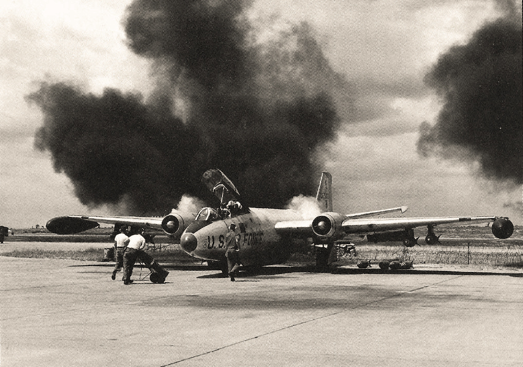 Штатный запуск двигателей на B-57 выглядел со стороны как катастрофа. Здесь показан исторический самолёт № 53-3888 – первая «Канберра», сбросившая бомбы в Южном Вьетнаме 19 февраля 1965 года; сбита зенитным огнём в демилитаризованной зоне 6 октября 1966 года (фото из книги Роберта Микеша «B-57 Canberra at War 1964-1972»).
