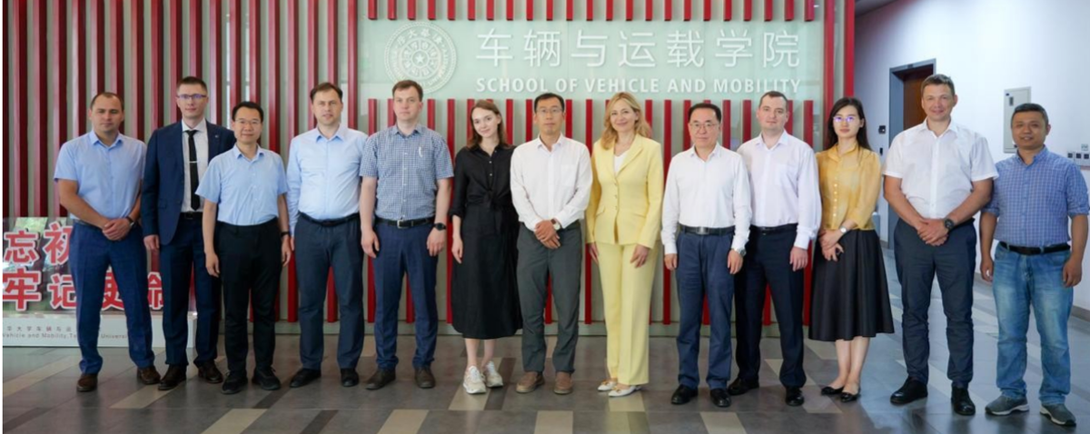 Совместное фото с коллегами из Университета Цинхуа