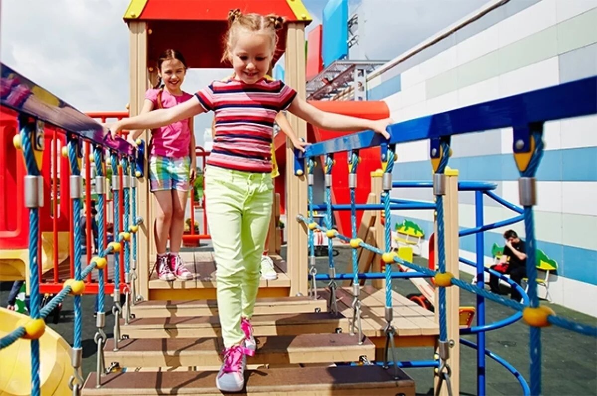    Благоустроенная территория и детская площадка пока есть далеко не во всех дворах.