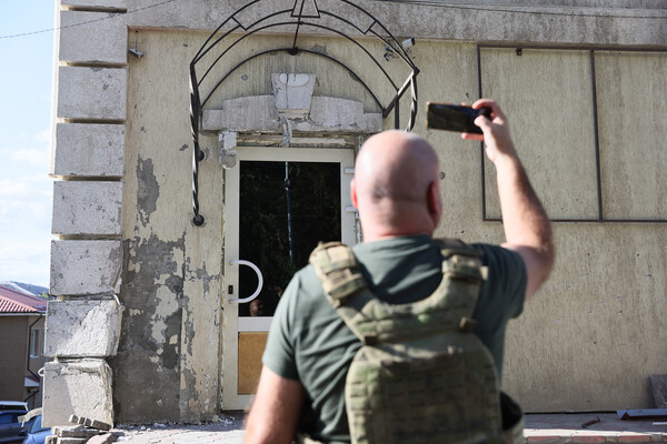 Место взрыва на улице Тараса Шевченко, в результате которого погиб экс-мэр Луганска Манолис Пилавов и еще трое человек пострадали / Александр Река/ТАСС  