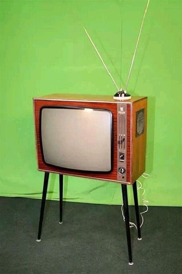 Телевизор на ножках. Источник https://i.pinimg.com/736x/dc/c4/cb/dcc4cb839522631a016a2247eca5eed3.jpg.