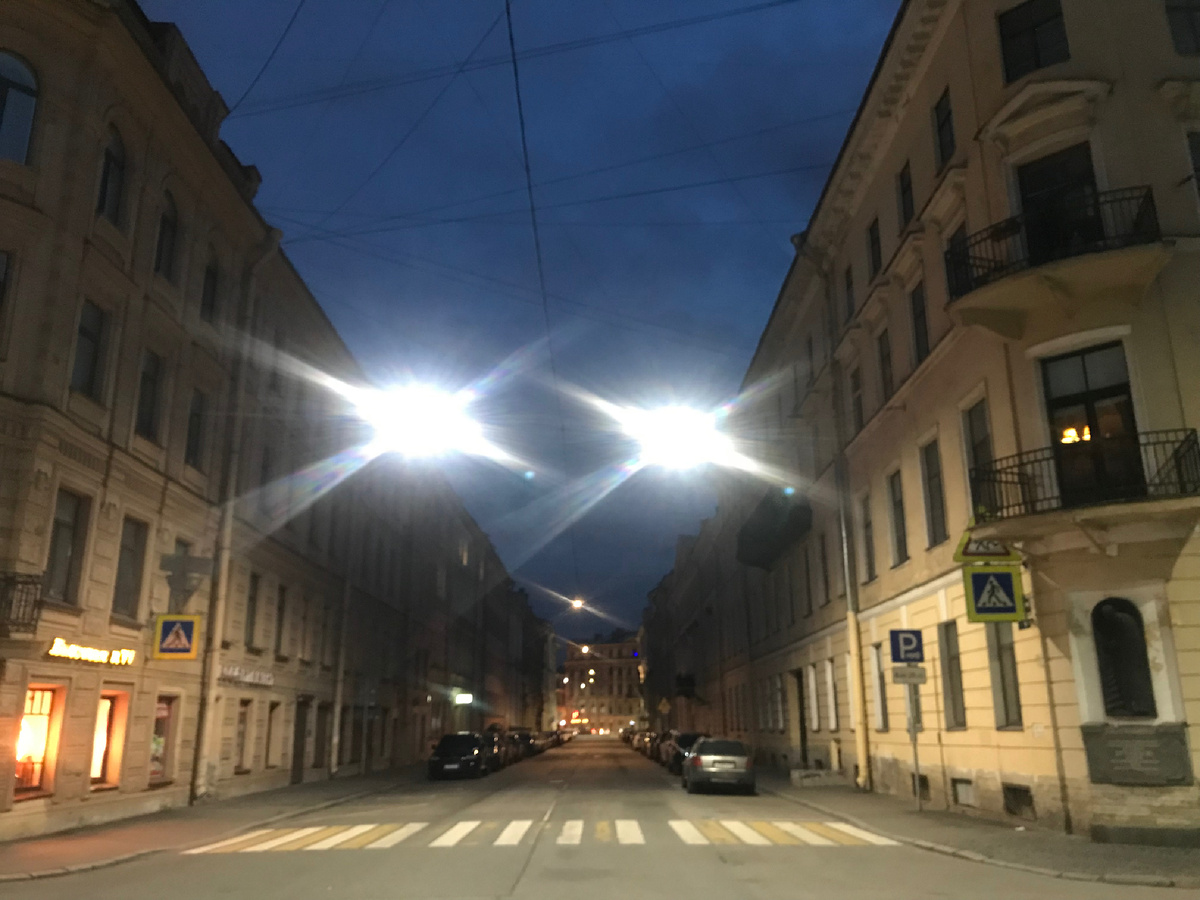 Белая ночь. Гражданская улица и дом Раскольникова справа. Фото автора