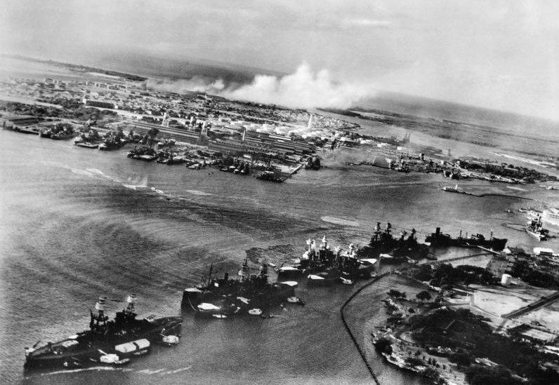 Вид на гавань Перл Харбор и ряд линкоров во время атаки японцев,снимок с японского самолёта