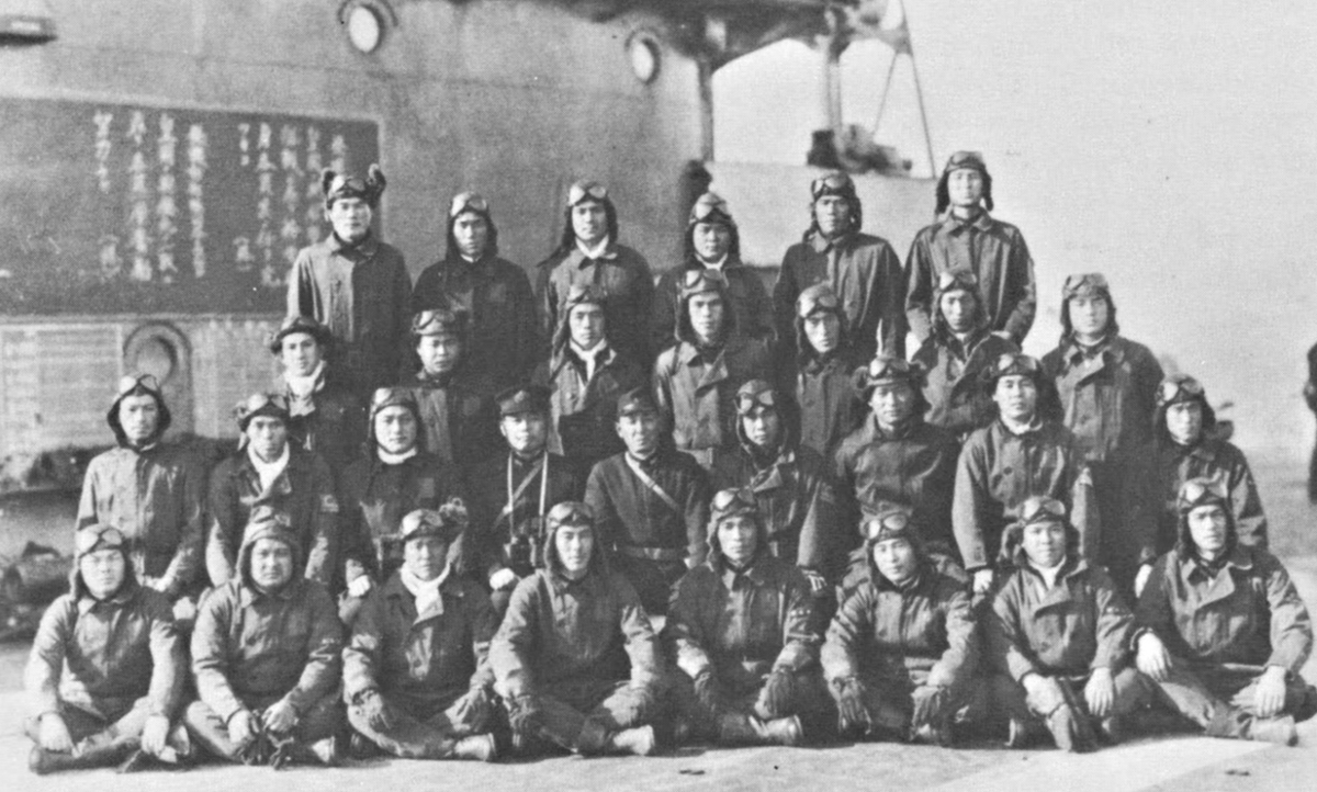 Групповое фото японских пилотов на борту авианосца «Сокэку» (Shōkaku) за день до атаки Пёрл-Харбора.