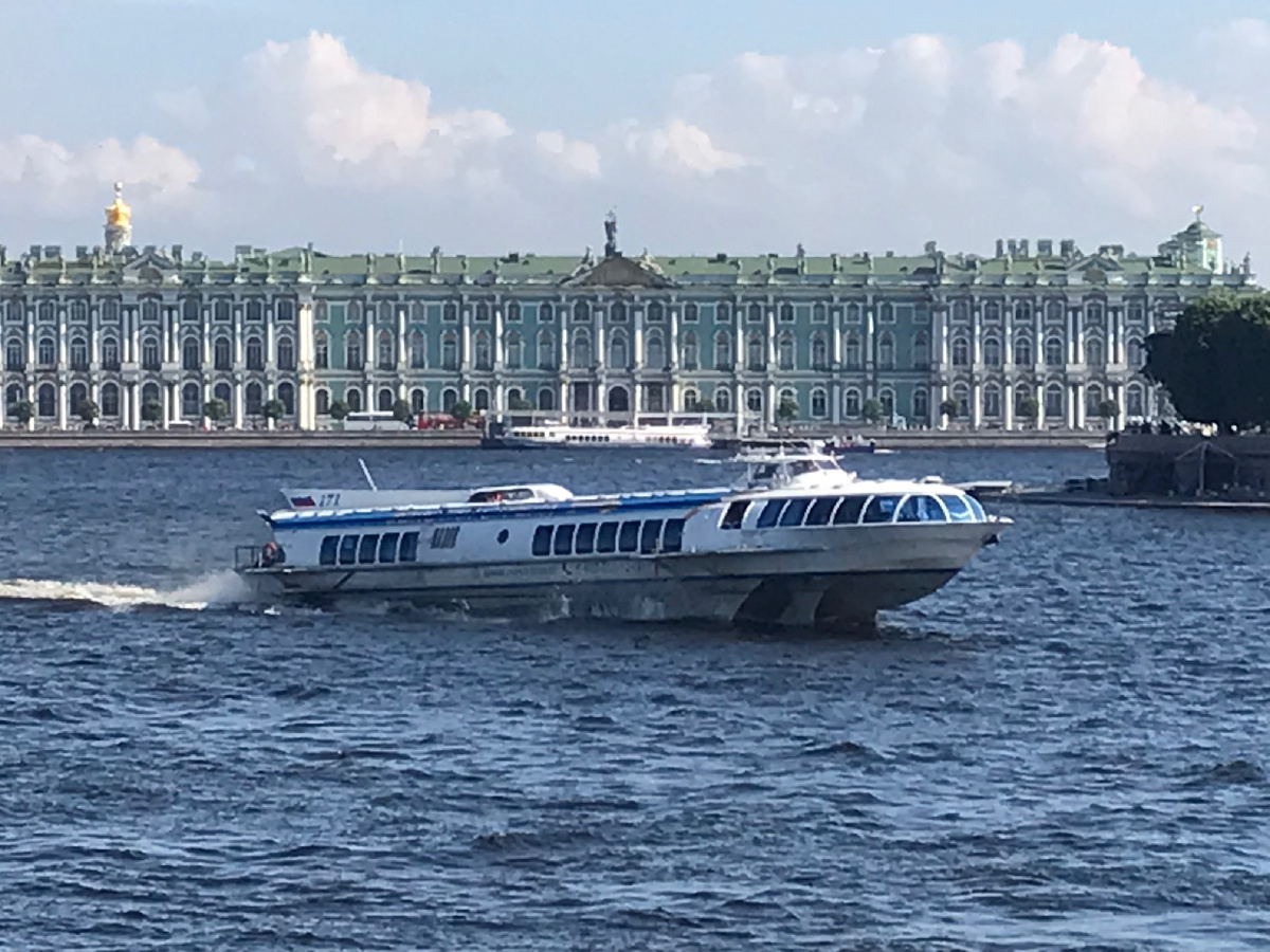 «Метеор» на фоне Эрмитажа. Фото автора