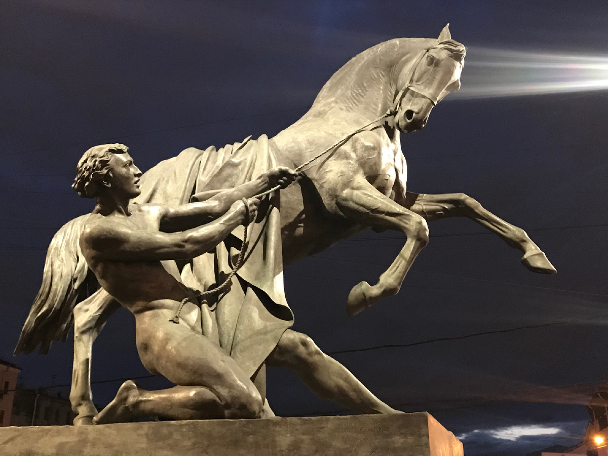 Белая ночь. Один из четырех коней Петра Клодта на Аничковом мосту через Фонтанку. Фото автора 