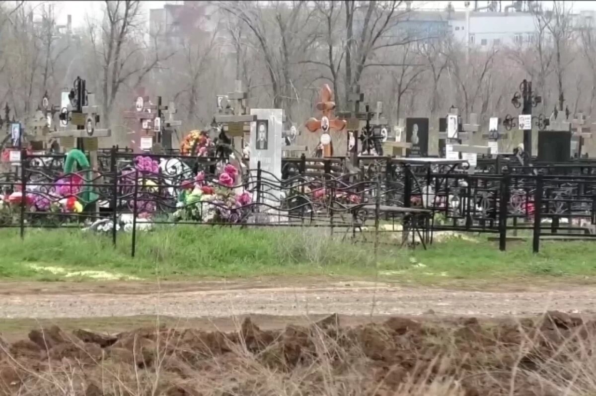    А на кладбище неспокойненько.