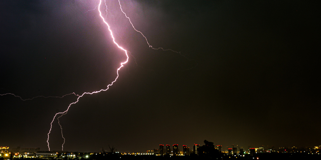 Жителей Новосибирской области предупредили о сильной грозе с градом