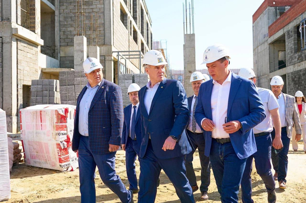    Руслан Кухарук проверил ход строительства ключевых объектов Нягани
