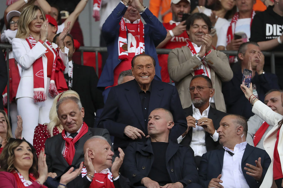 Сильвио Берлускони наблюдает за празднованием первого исторического перехода AC Monza в Серию А за свою 110-летнюю историю (Фото Giuseppe Cottini·Getty Images)