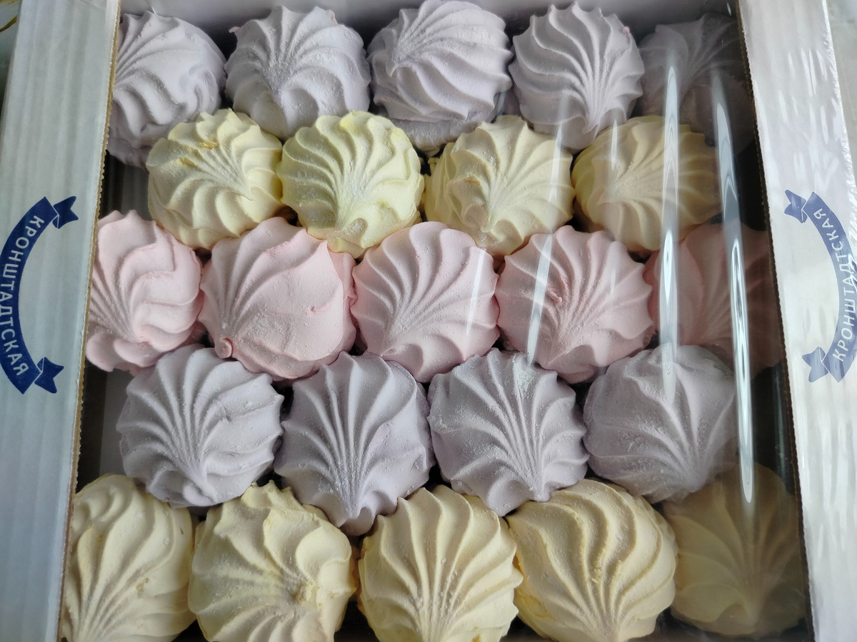 Зефир Кронштадтской фабрики. Покупаем третий раз, такой" ассорти " второй раз , а еще один раз брали "французский десерт". Зефир отличный, не приторный, безикрупинок и лишней кислинки. Ни разу не реклама а мое частное мнение о продукте. Обзор покупок