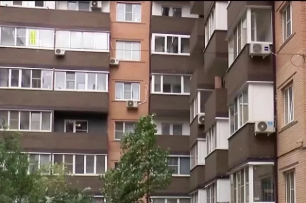    Мать, которая заперла детей на балконе, объяснила свой поступок