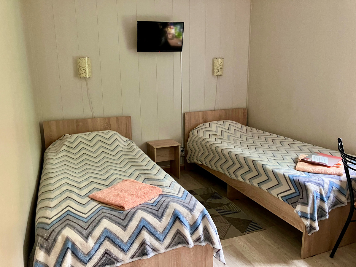 Двухместный эконом в коттедже №4. Гостиница "Причал". Рабочеостровк. Июнь 2025 г. Фото автора. 