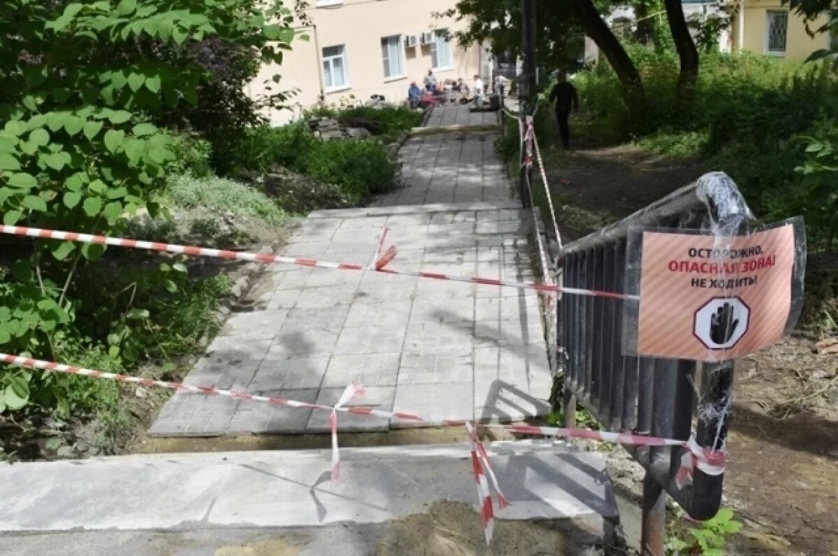    В Пензе ремонтируют лестничный марш за остановкой «Детская библиотека»