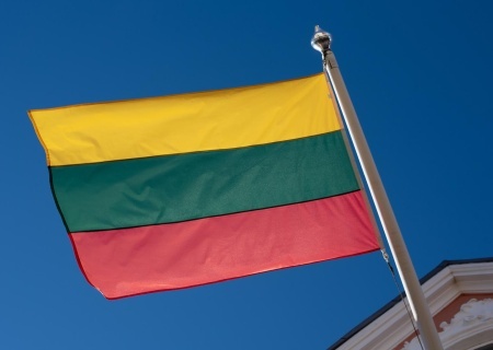    Граждан Литвы учат любить родину штрафами за отсутствие национального флага на доме на праздники