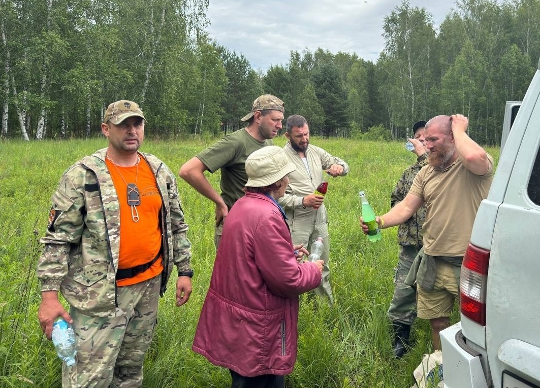     Фото поисковиков, лётчика и спасённых грибников предоставлено "Лиза Алерт"