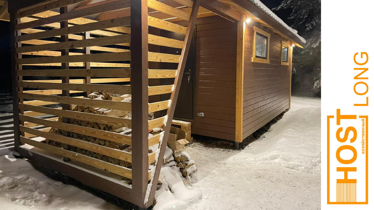 Под навесом комфортно помещается до 10 кубов дров. Там же удобно хранить садовый инвентарь или просто укрыться под ним от непогоды.