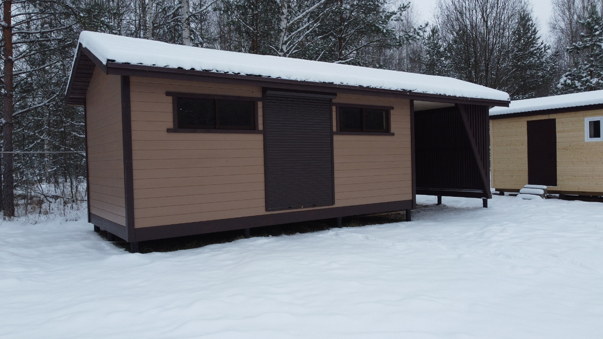 Под навесом комфортно помещается до 10 кубов дров. Там же удобно хранить садовый инвентарь или просто укрыться под ним от непогоды.