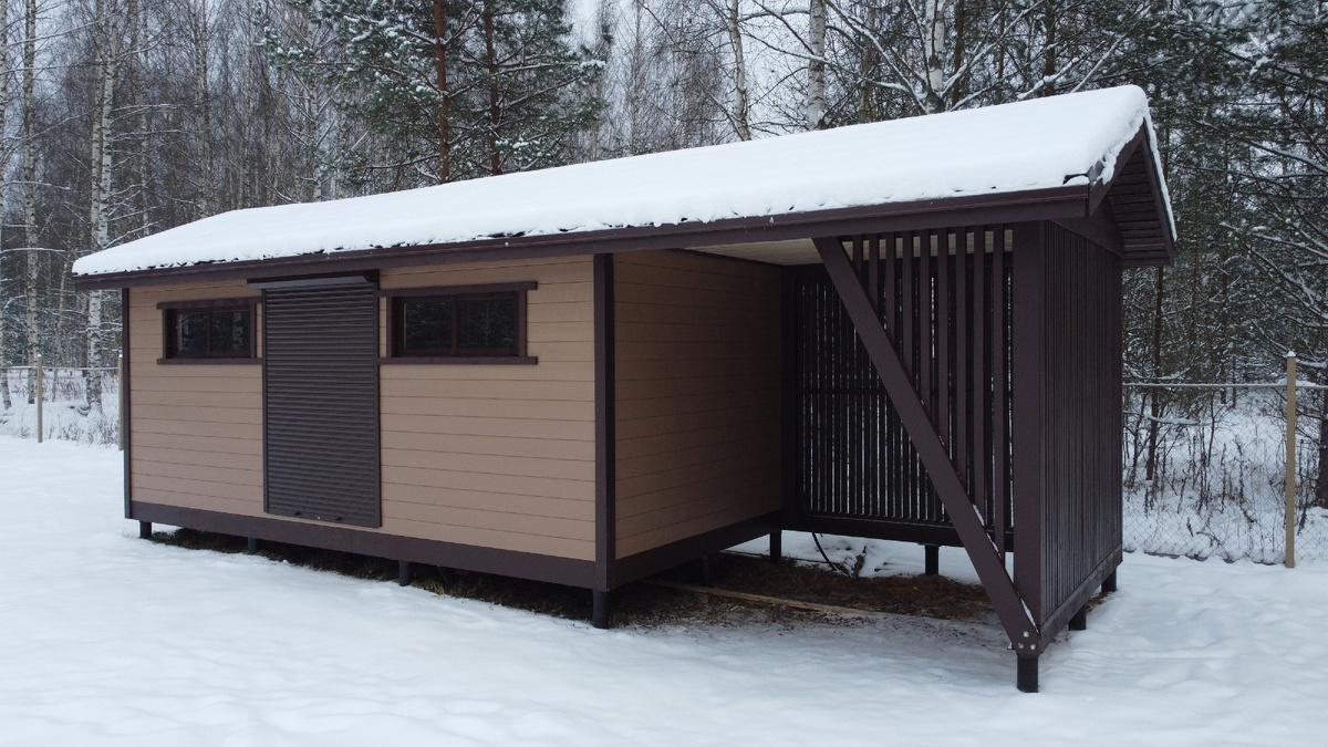 Под навесом комфортно помещается до 10 кубов дров. Там же удобно хранить садовый инвентарь или просто укрыться под ним от непогоды.