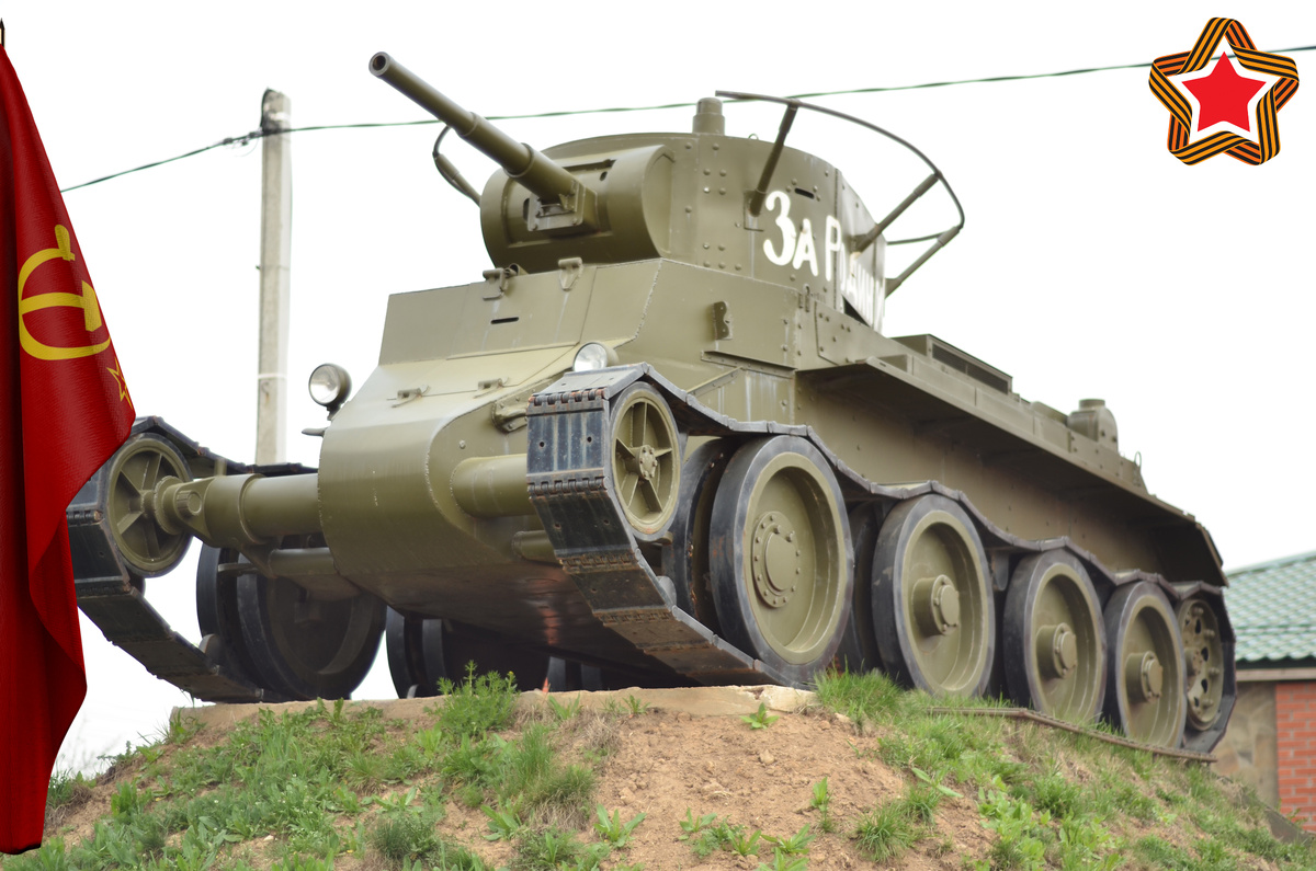 БТ-7РТ — командирский танк лёгкого колёсно-гусеничного танка БТ-7 с радиостанцией. 