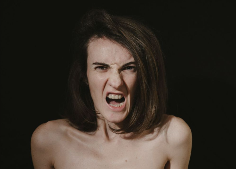 Представьте себе резкий перепад настроения от агрессии к плаксивости. и все это за какие-то полчаса