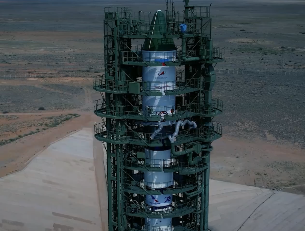 На корпус ракеты нанесены изображения, посвящённые 50-летию миссии «Союз-Аполлон»