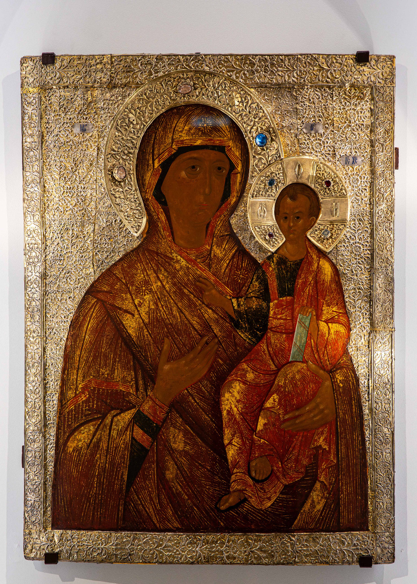 Икона. Богоматерь «Смоленская». Москва. XVI–XVII вв. Дерево, левкас, темпера. Оклад: серебро, медь, камни простые; чеканка, резьба, золочение
