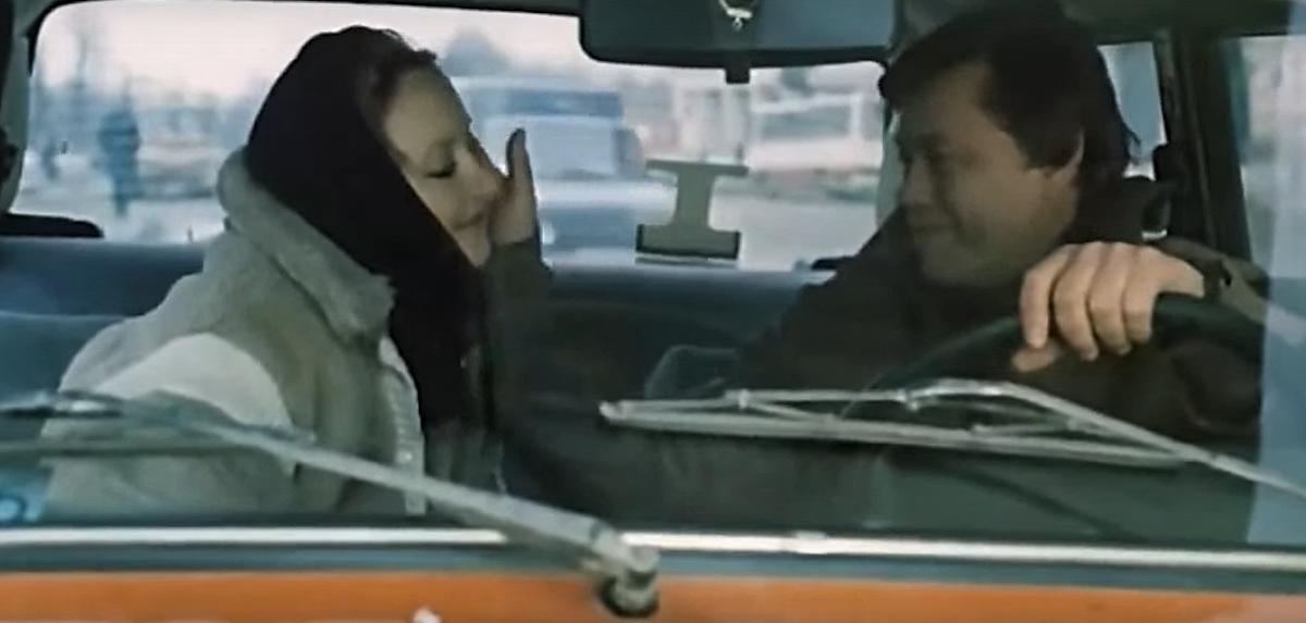 Сорокина и её возлюбленный встречаются в машине. И у неё дома. Фото: кадры фильма "Кто войдёт в последний вагон"