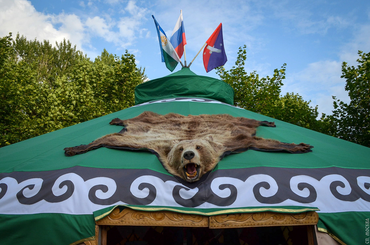 Когда дух земли встречает дом кочевника — медведь бережно охраняет юрту, как древнюю память.