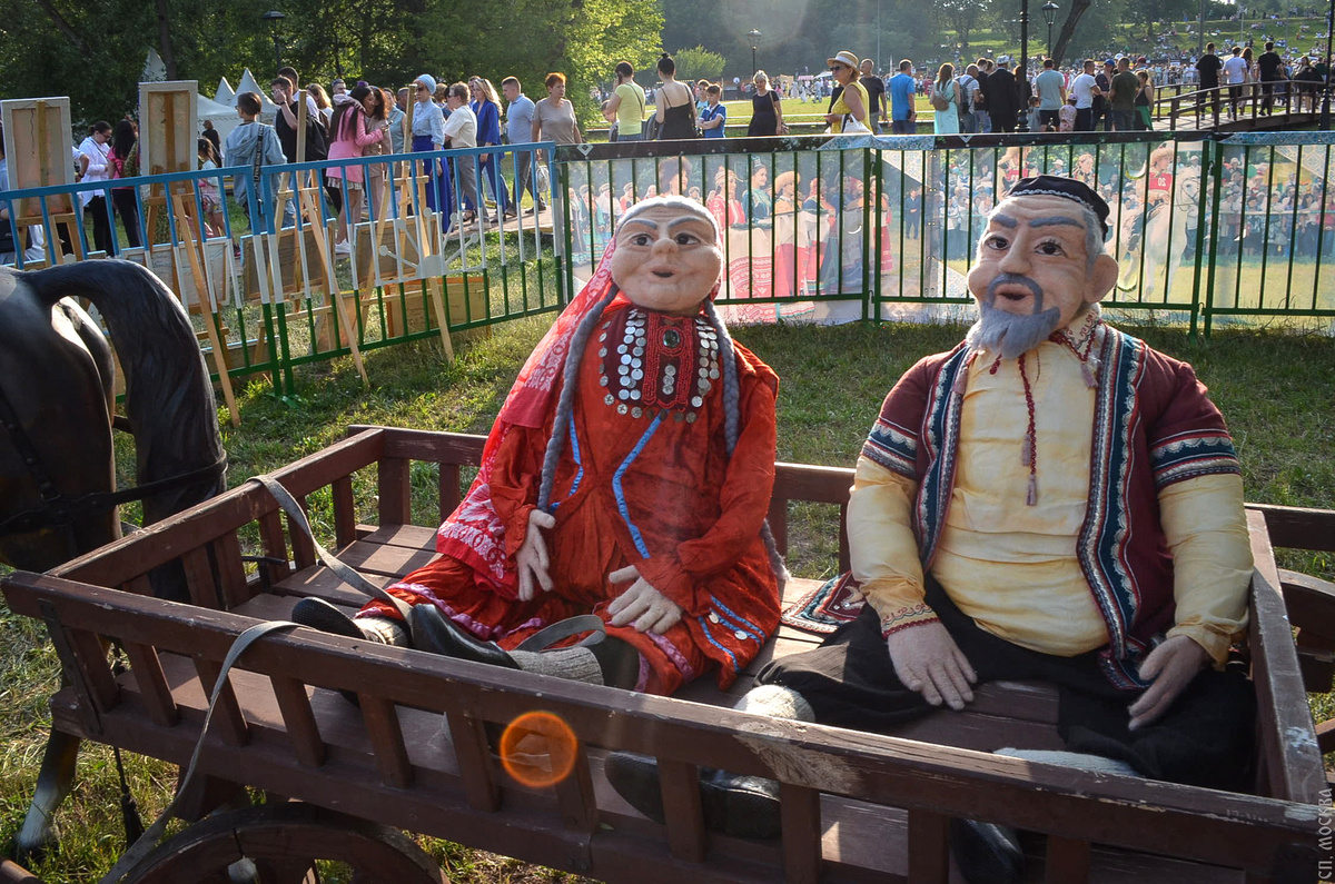 Традиции в движении — дедушка и бабушка на колесах времени. 🚋✨