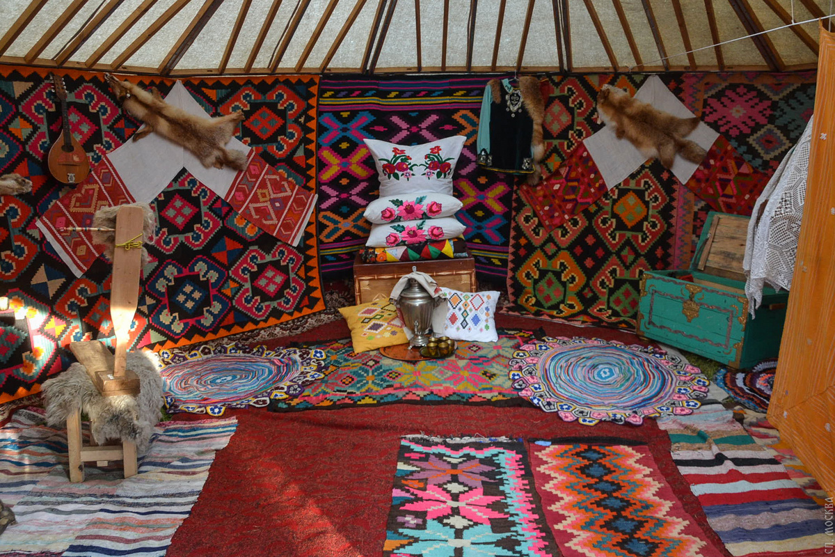 В убранстве башкирского жилища — философия кочевника: ничего лишнего, всё с душой. Пространство, где уют и порядок рождаются из уважения к предкам и земле.